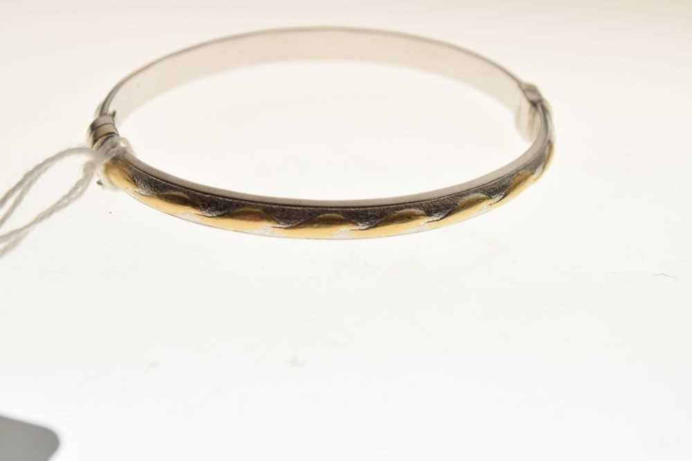 Bi-colour hinged bangle, 9.5g - Image 4 of 5