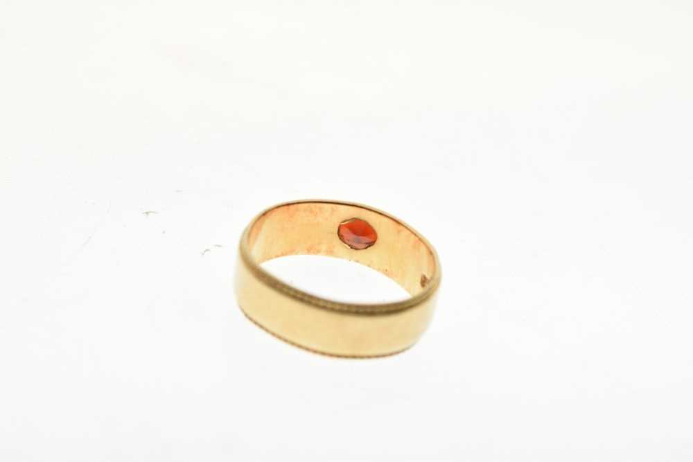 18ct gold band set garnet-coloured stone, size O, 5.3g gross approx - Image 4 of 6