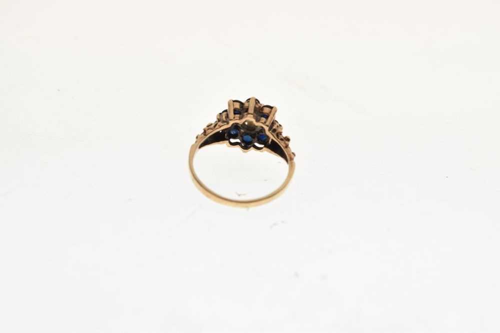 9ct gold cluster ring - Image 4 of 6