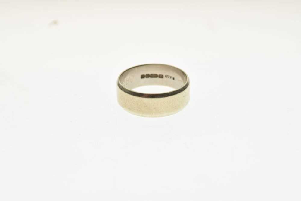 9ct white gold wedding band - Image 2 of 5