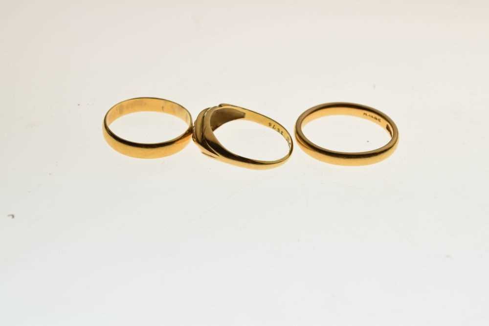 Two 22ct gold wedding bands, and an 18ct five-stone diamond ring - Image 4 of 5