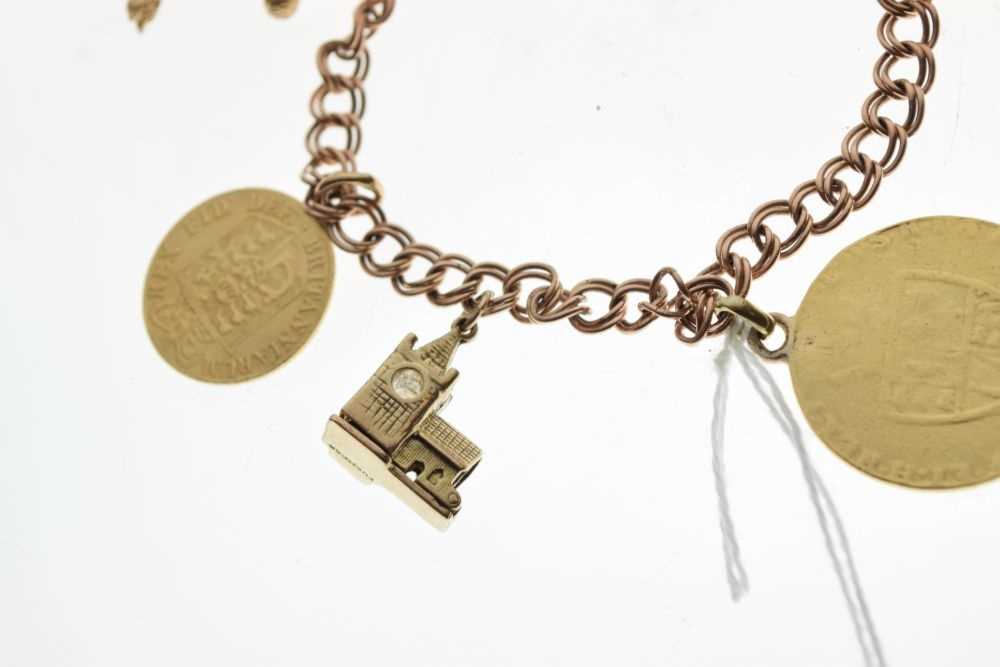 9ct gold charm bracelet - Image 3 of 5