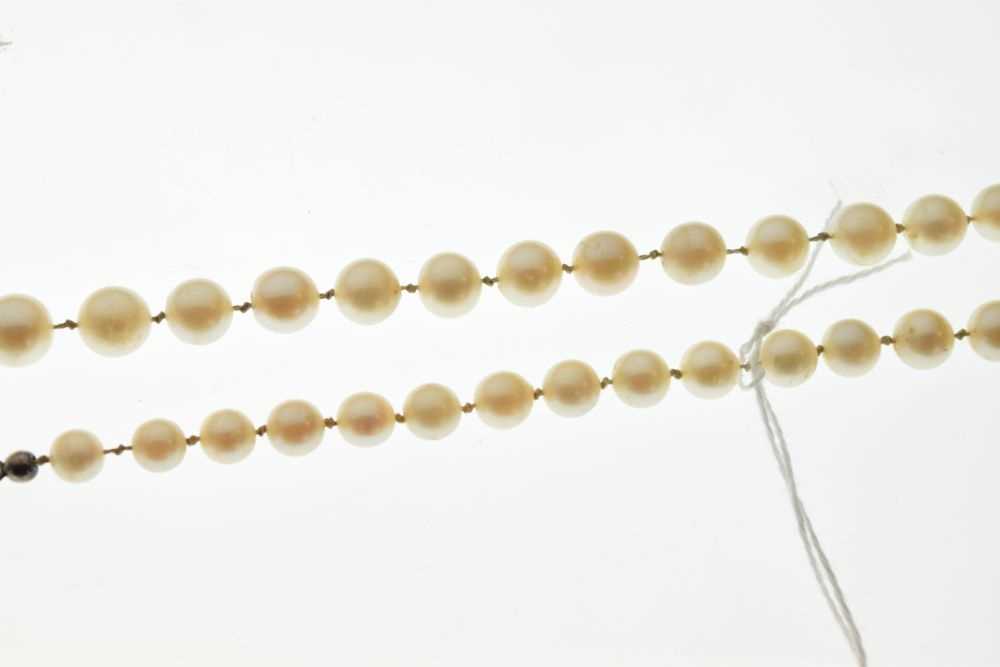 Graduated row of cultured pearls - Image 5 of 5