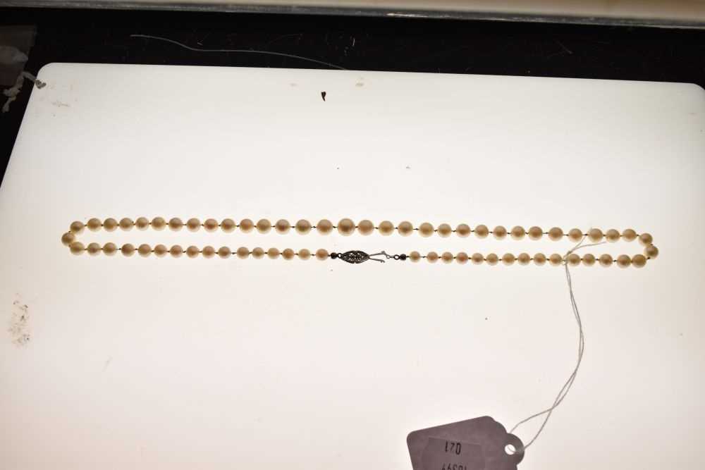 Graduated row of cultured pearls - Image 2 of 5