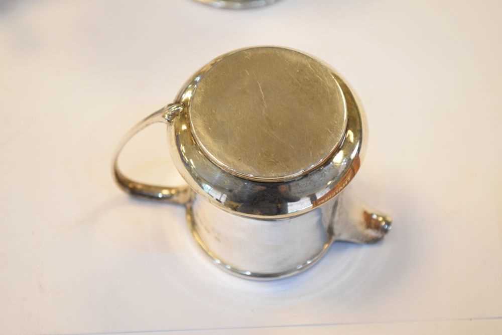 George V silver sauce boat, an Edward VII silver cream jug, and a George V silver christening mug - Image 3 of 3