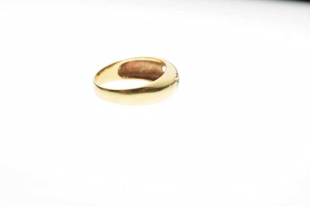 '18ct' yellow metal ring set three white stones - Image 5 of 6