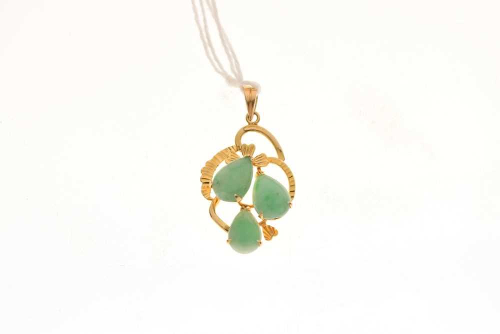 Yellow metal pendant, stamped '585', set three jade cabochons - Image 2 of 5