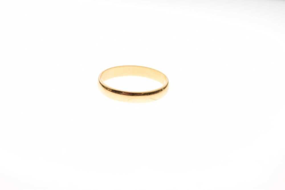 Yellow metal wedding band, stamped 750, 2.8g approx - Image 3 of 4