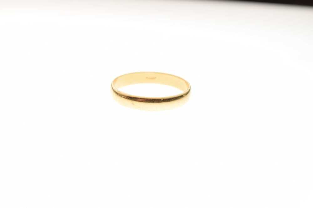 Yellow metal wedding band, stamped 750, 2.8g approx - Image 2 of 4