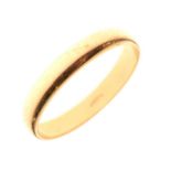Yellow metal wedding band, stamped 750, 2.8g approx