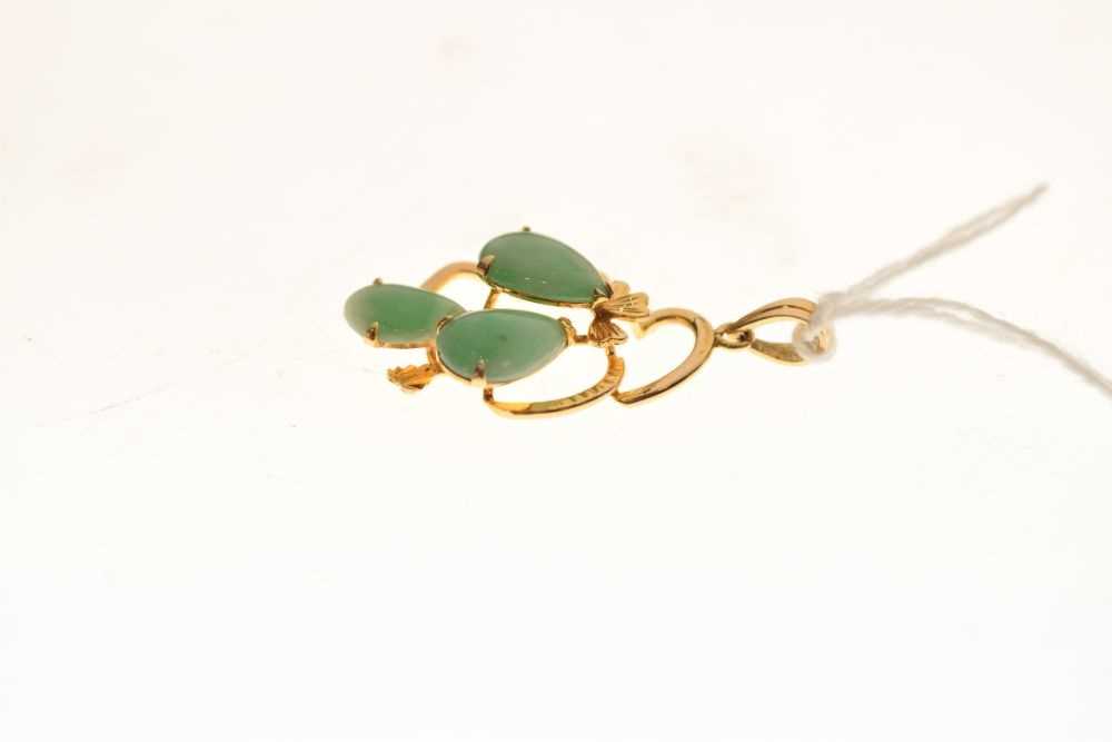 Yellow metal pendant, stamped '585', set three jade cabochons - Image 3 of 5