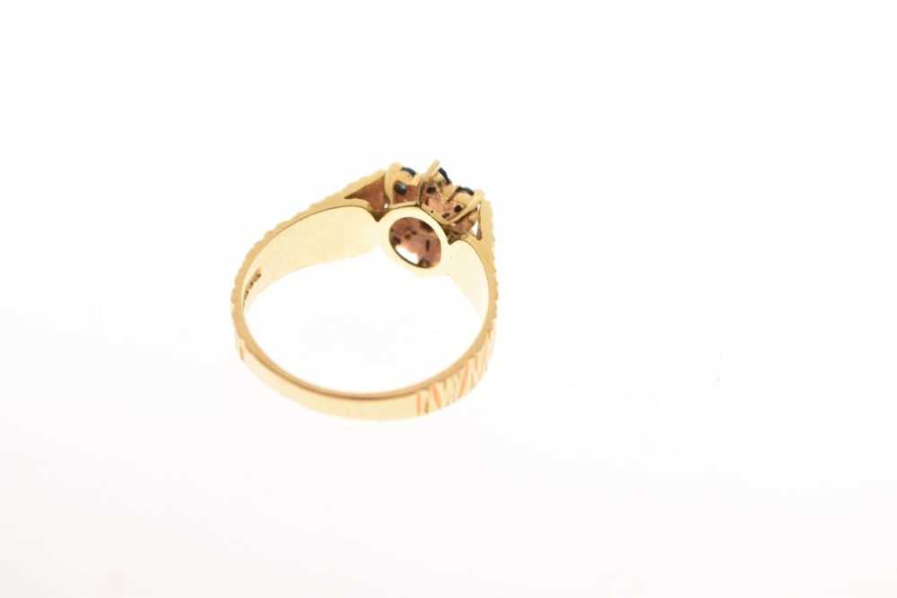 18ct gold cluster ring - Image 4 of 6