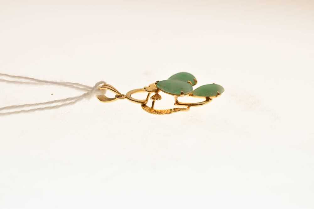 Yellow metal pendant, stamped '585', set three jade cabochons - Image 4 of 5