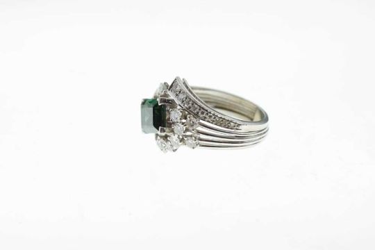 Green tourmaline and diamond cluster ring, - Image 2 of 16