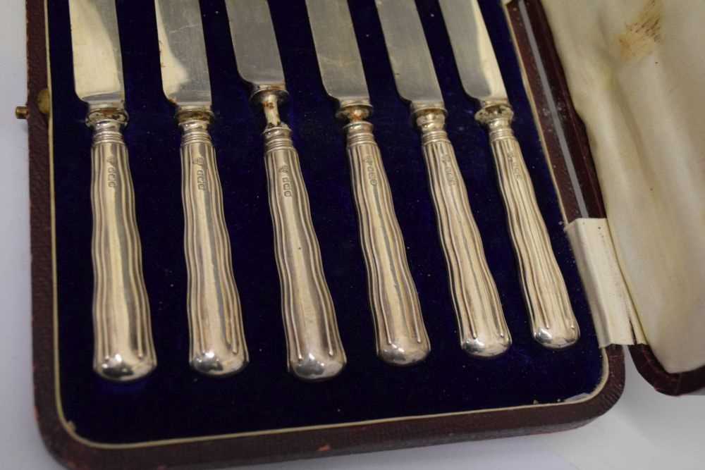 Cased set of six George V silver Old English pattern tea-spoons and tongs, etc - Image 6 of 8