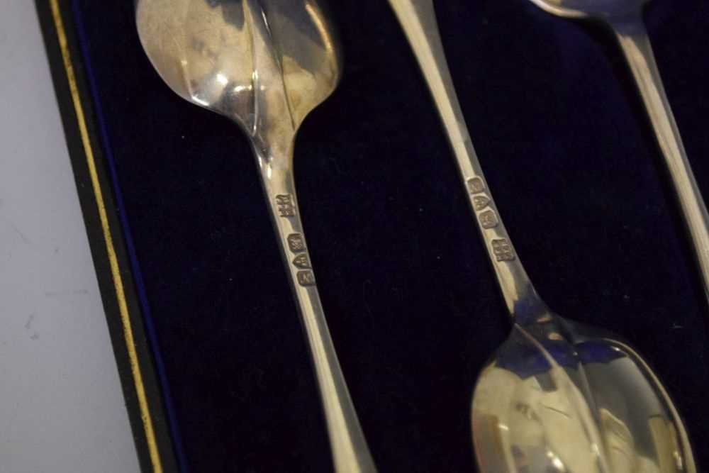 Cased set of six George V silver Old English pattern tea-spoons and tongs, etc - Image 4 of 8