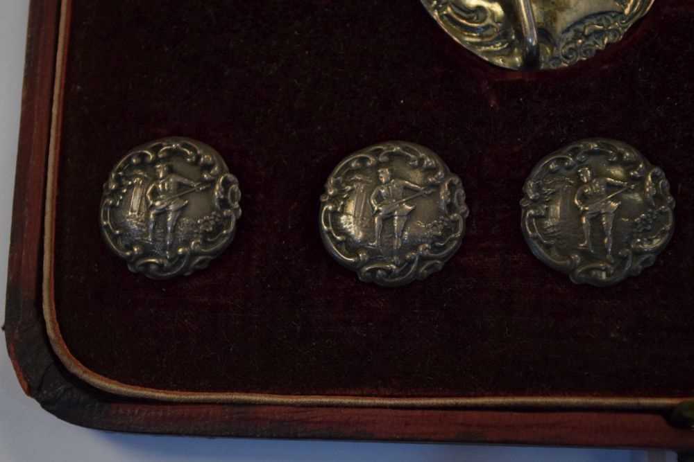 Cased matched set of six Edwardian silver buttons and two piece buckle - Image 6 of 8