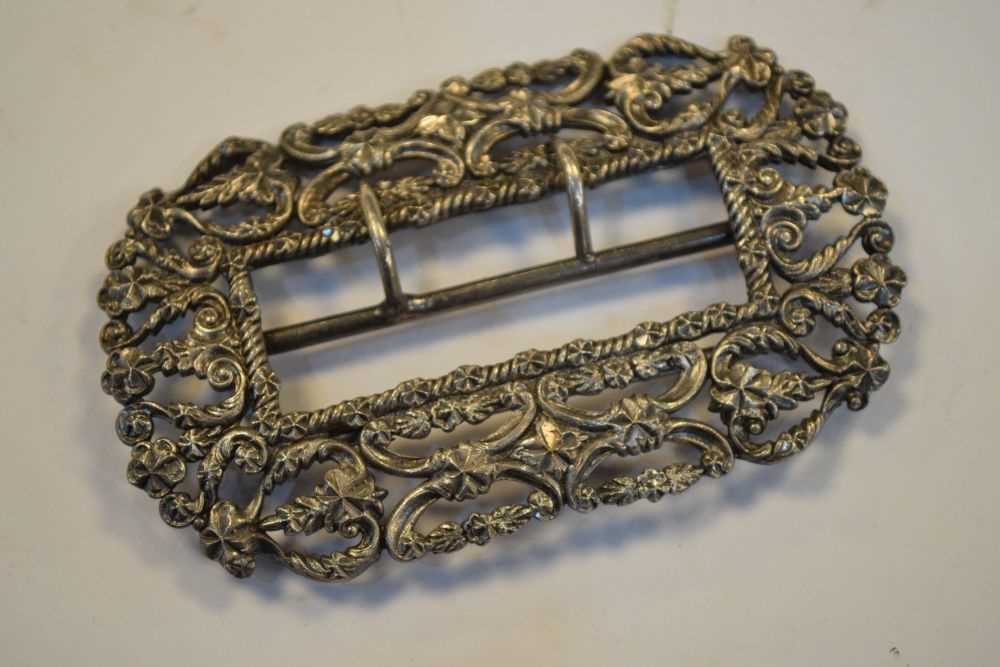Cased matched set of six Edwardian silver buttons and two piece buckle - Image 5 of 8