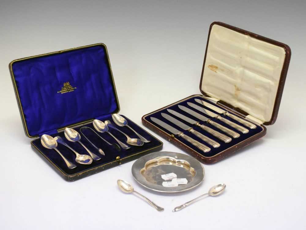 Cased set of six George V silver Old English pattern tea-spoons and tongs, etc