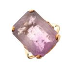 9ct gold ring set amethyst-coloured stone