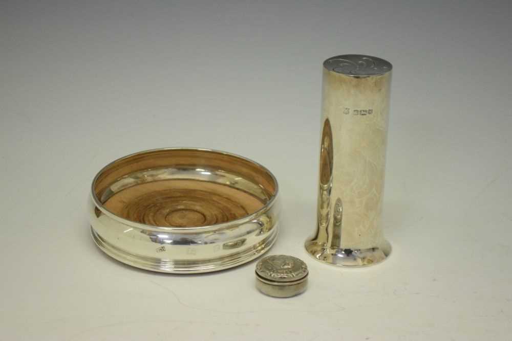Elizabeth II silver wine coaster, sugar caster or sifter and an Edward VII silver pillbox - Image 2 of 8