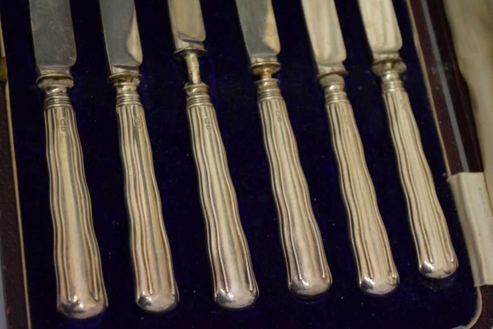 Cased set of six George V silver Old English pattern tea-spoons and tongs, etc - Image 7 of 8
