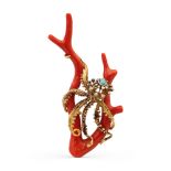 Giansanti, 18kt yellow gold and coral sculpture brooch Rome, 1970/80s weight 42,7 gr