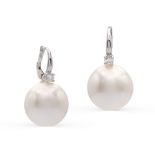 18kt white gold and 17 mm. South Sea pearls leverback earrings weight 17,4 gr.