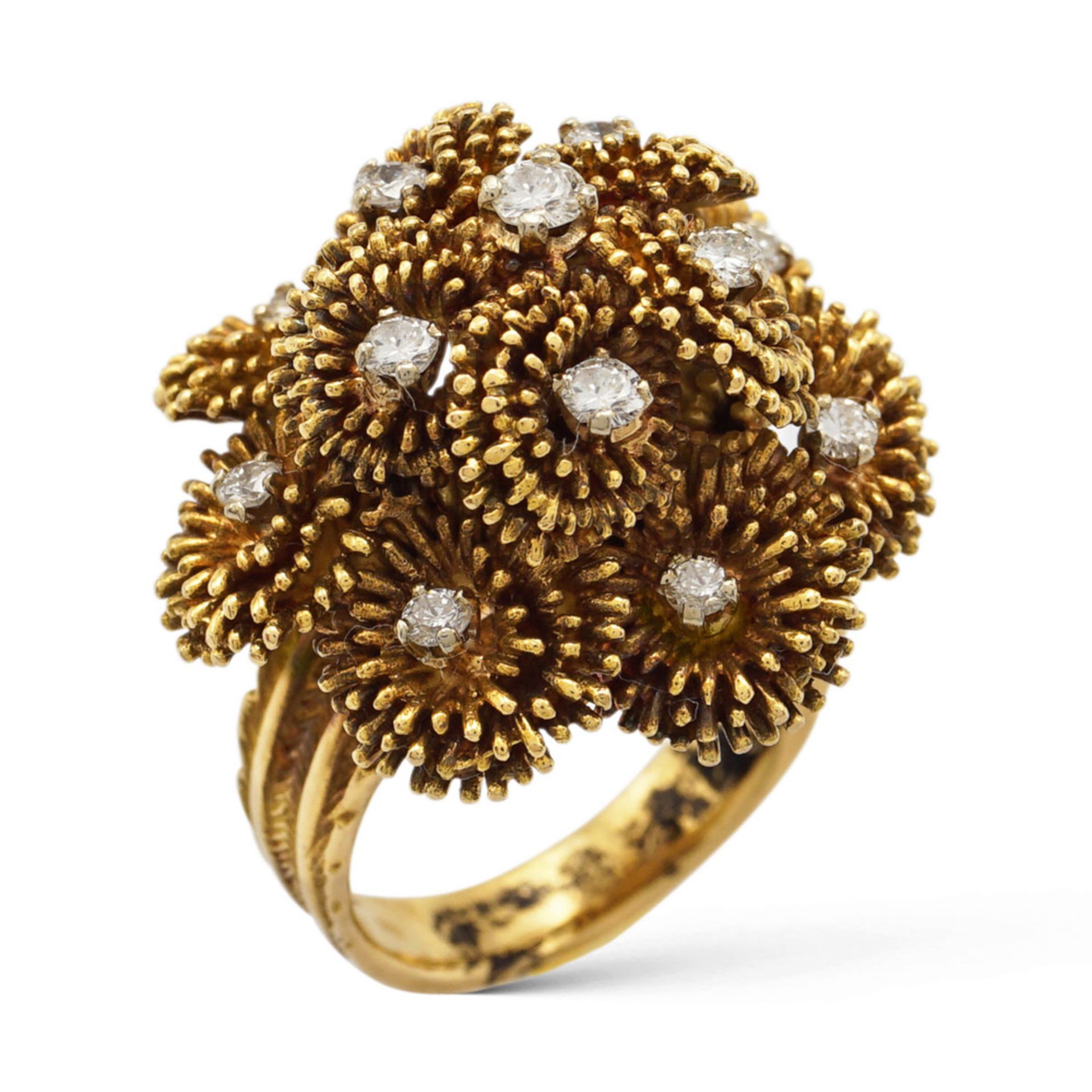 18kt yellow gold and diamonds floral pattern ring French marks, 1950/60s