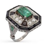 Platinum and emerald deco' ring weight 12,5 gr.