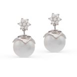 18kt white gold, diamond and South Sea pearl pendant earrings weight 8,8 gr.