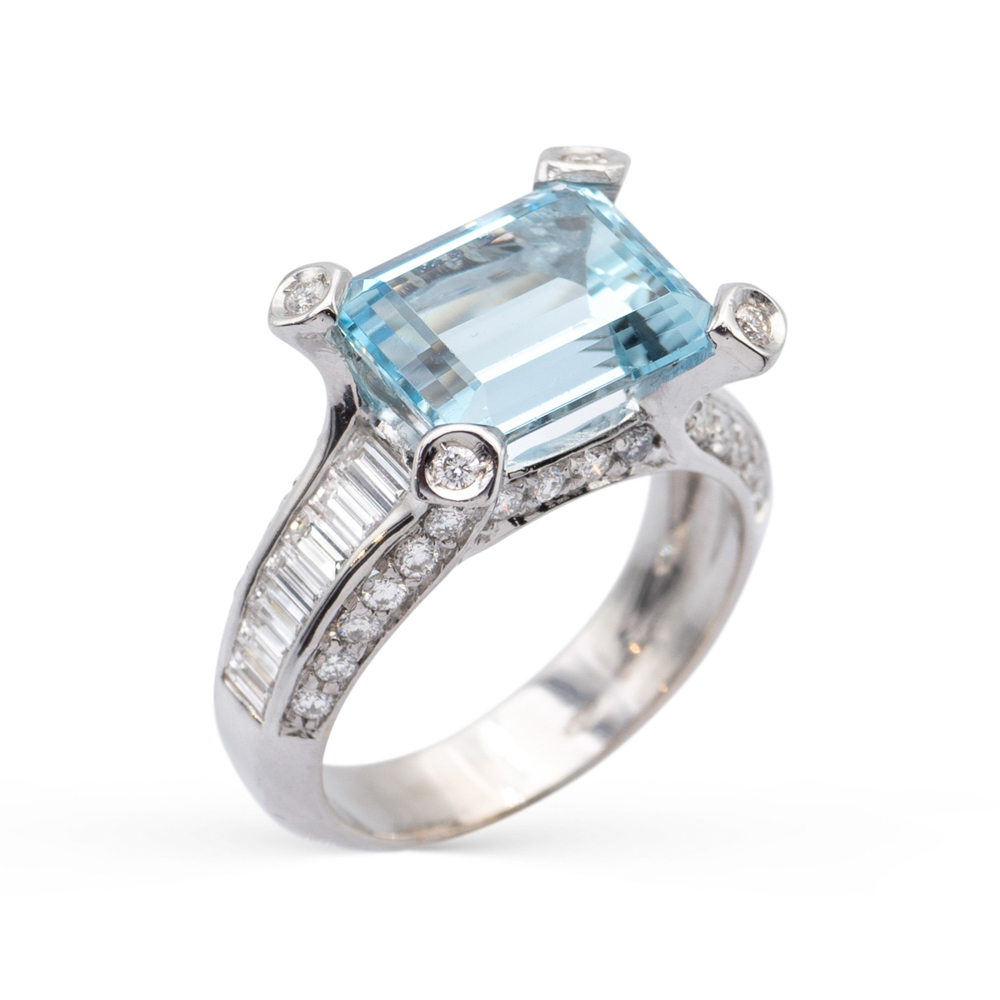 18kt white gold, aquamarine and diamond ring weight 8 gr.