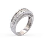 18kt white gold and diamond riviere ring weight 8,1 gr.