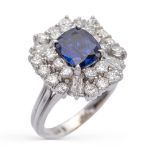 185kt white gold and oval briolet cut sapphire circa 1 ct ring weight 5,8 gr.