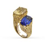 18kt yellow gold, tanzanite and natural yellow sapphire sculpture ring 1970/80s weight 20,6 gr