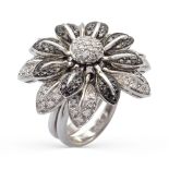 18kt white gold and diamond en tremblant flower ring weight 24,8 gr.