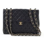 Chanel collezione Timeless Maxi Jumbo, shoulder bag 2000s 33x24x10 cm.