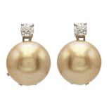 Lobe earrings with two golden pearls and diamonds
