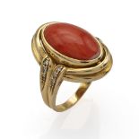 18kt yellow gold and coral ring