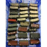 Tray of OO gauge rolling stock by various manufacturers (28). Generally Excellent condition.