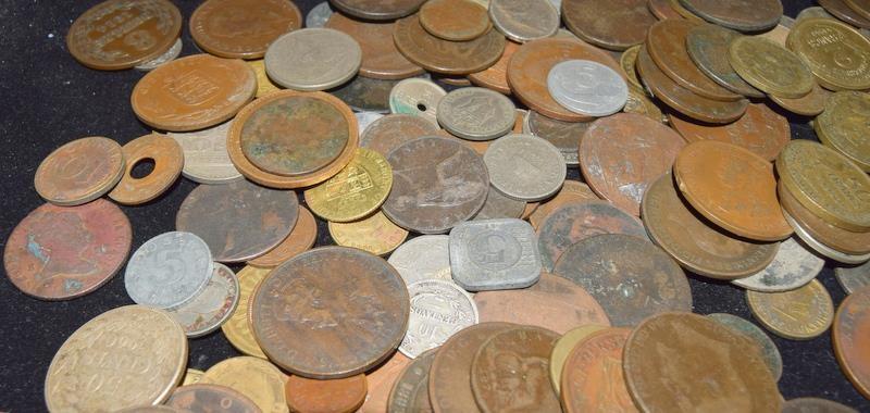 Collection of coins in a plastic tub - Bild 7 aus 10