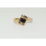 9ct Gold ladies Garnet Twist Ring. Size R. 5g