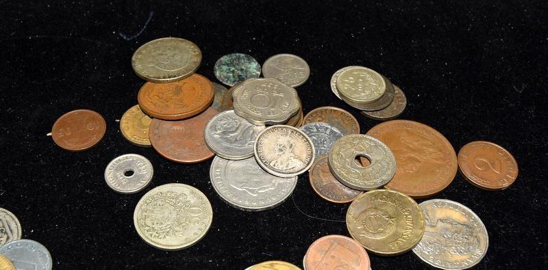 Collection of coins in a plastic tub - Bild 2 aus 10