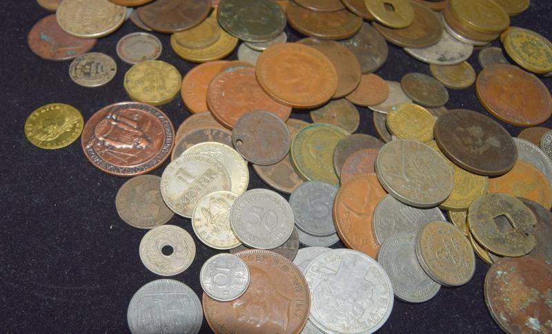 Collection of coins in a plastic tub - Bild 8 aus 10