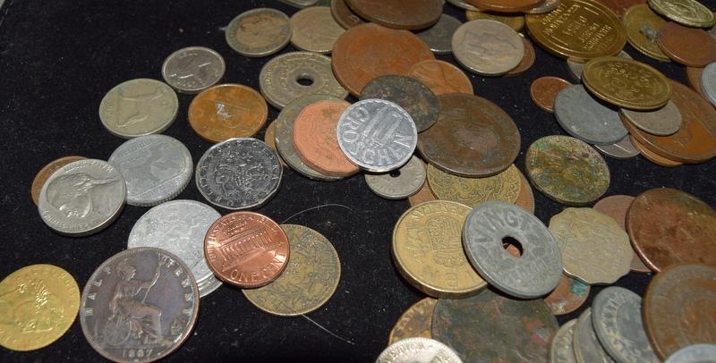 Collection of coins in a plastic tub - Bild 3 aus 11