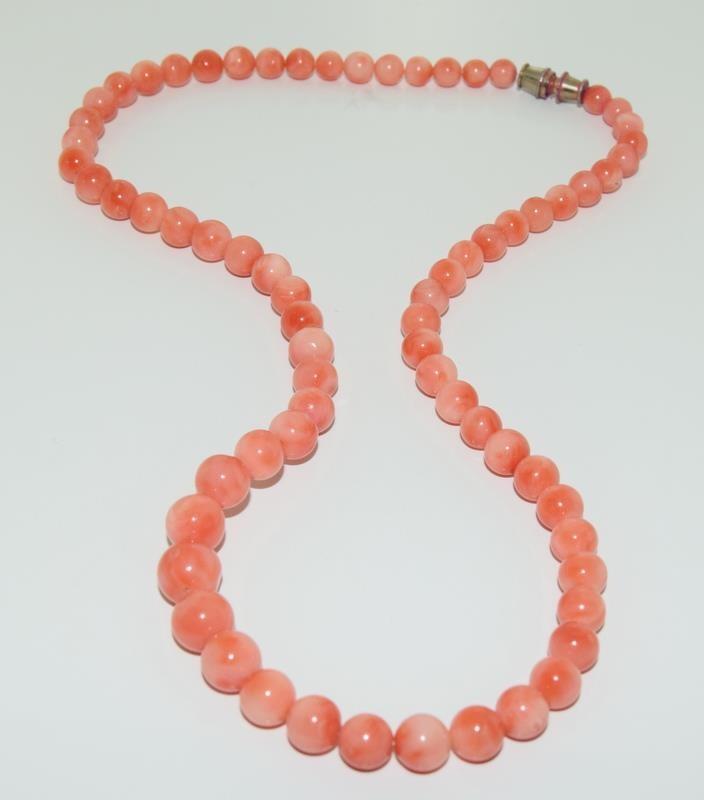A long vintage strand of natural angel skin coral beads - 28 grams together with a necklace and - Image 3 of 6