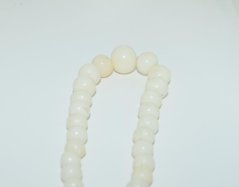 A long vintage strand of natural angel skin coral beads - 28 grams together with a necklace and - Image 2 of 6