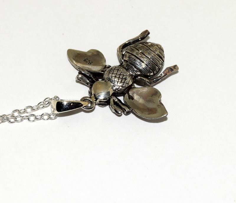 Silver articulated Bee pendant necklace - Image 4 of 4