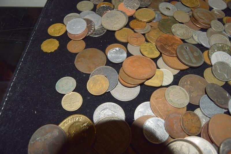 Collection of coins in a plastic tub - Bild 7 aus 11