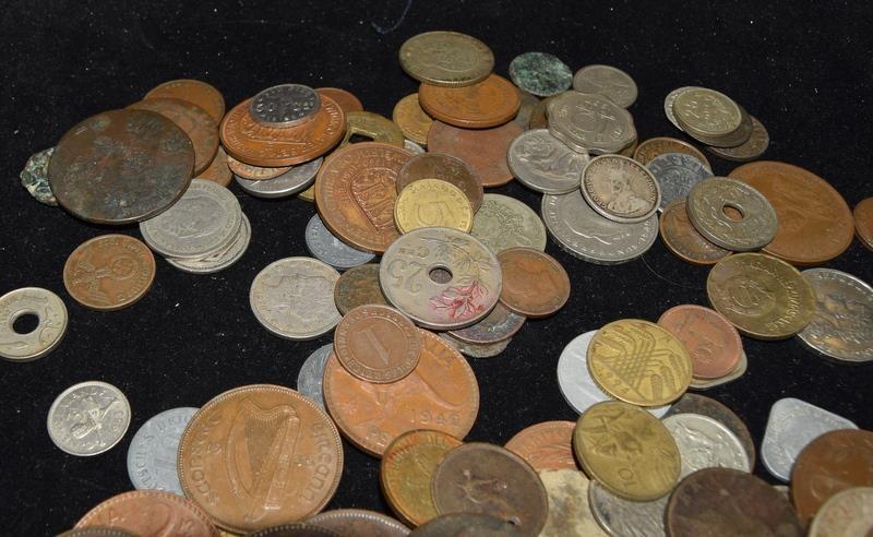 Collection of coins in a plastic tub - Bild 3 aus 10